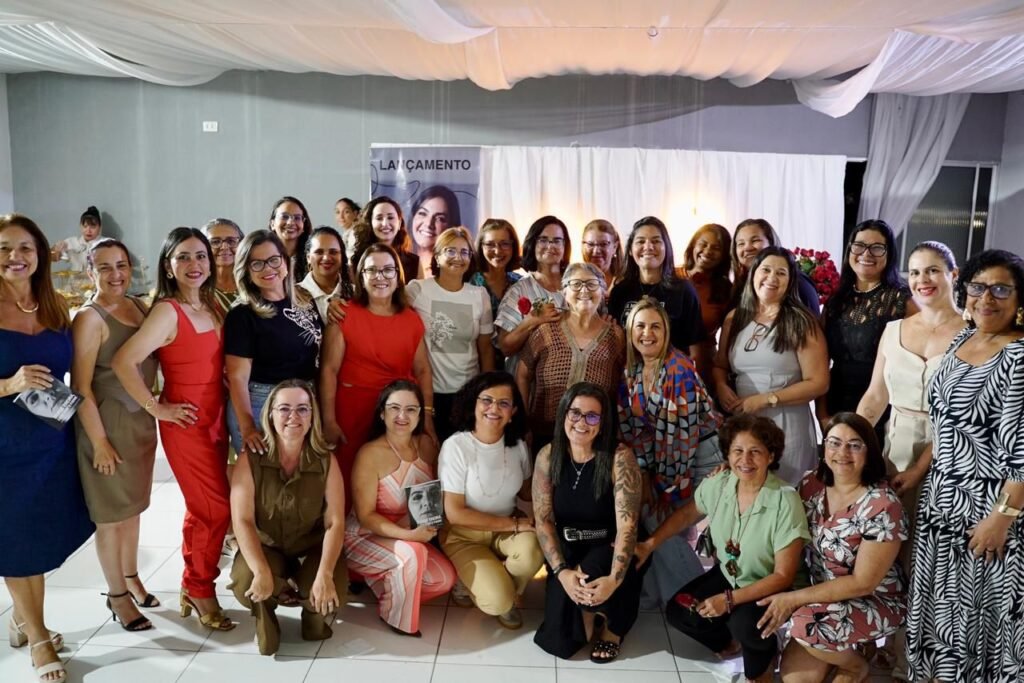 Viviane Facundes posa com leitoras em Bezerros Viviane Facundes posa para foto com leitoras durante encontro Mulheres Inspiram Mulheres em Bezerros – Foto Allan Torres