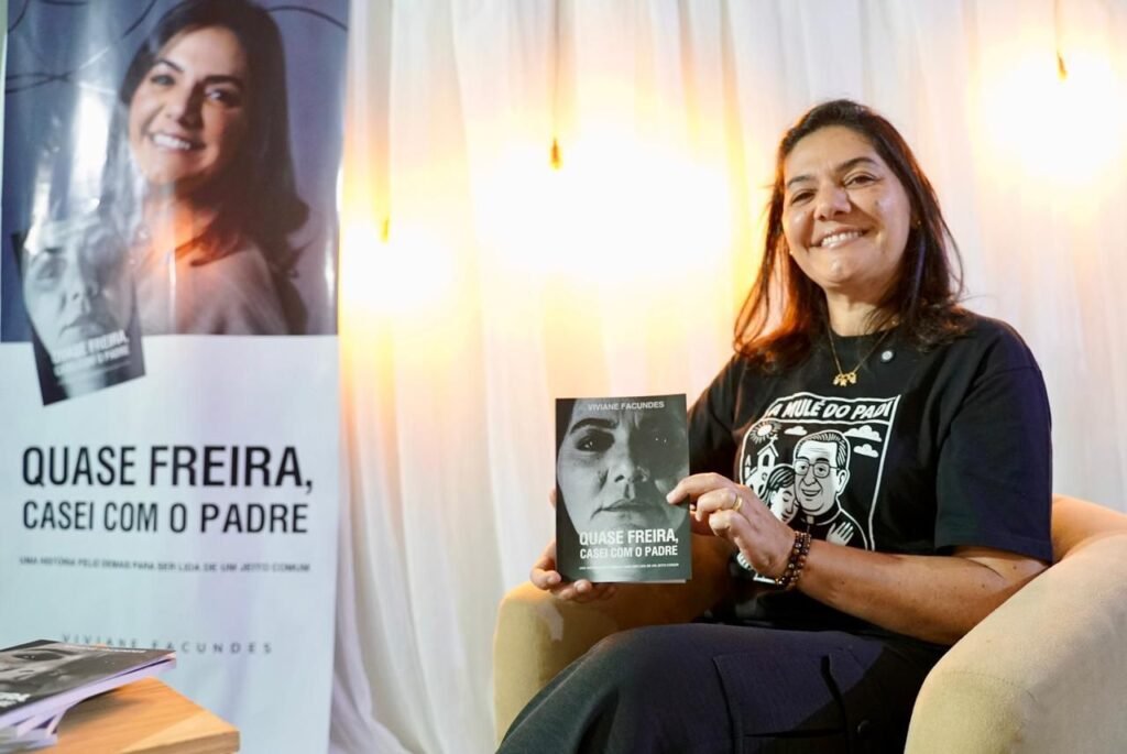 Viviane Facundes apresenta seu livro durante agenda em Bezerros com participação de mulheres – Foto Allan Torres