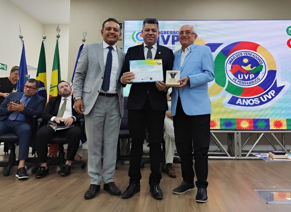 Presidente Ademir Batista e vereadores da Câmara Municipal de Chã Grande durante homenagem da UVP pela conquista do Selo Diamante.