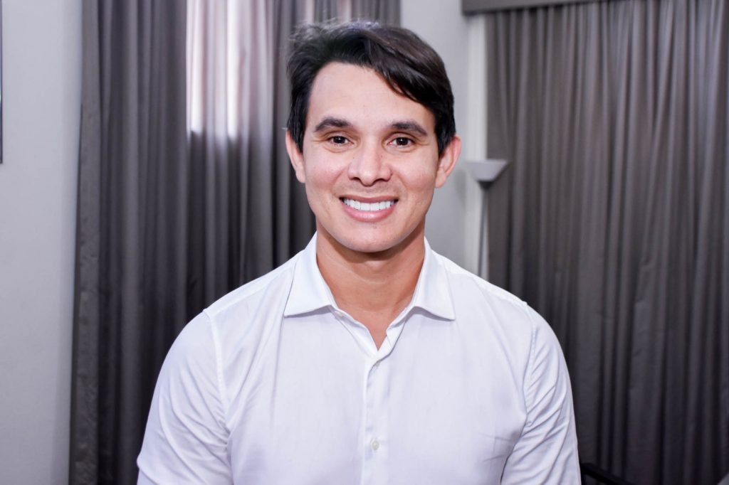 Deputado João de Nadegi aparece em atividade pública, associado ao resultado da enquete do Política no Forno que registrou 64 por cento de aprovação