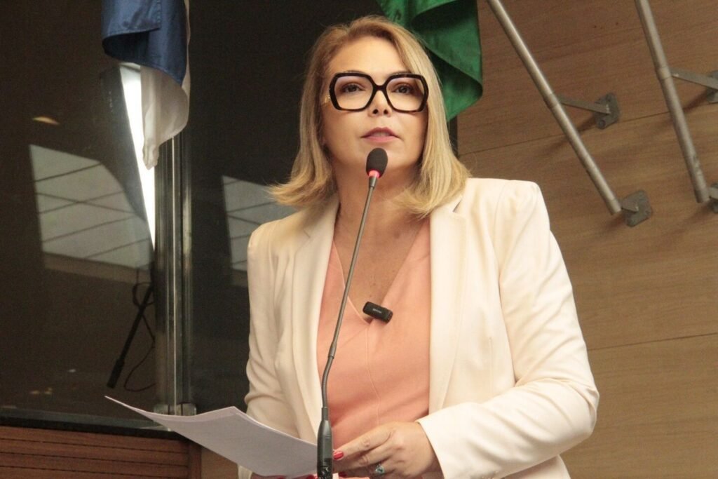 Liana Cirne fala na tribuna da Câmara do Recife durante sessão plenária sobre proposta de inclusão de tênis no kit escolar