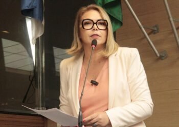 Liana Cirne propõe inclusão de tênis no kit escolar da rede municipal do Recife