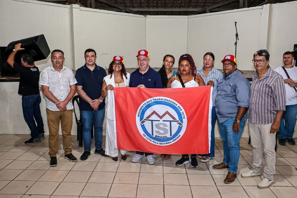 Prefeito de Gravatá, vice-prefeito e lideranças de movimentos habitacionais durante cerimônia que autorizou a doação de terrenos para construção de casas do Minha Casa Minha Vida