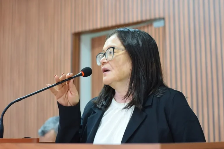 Ceça da Saúde fala na tribuna da Câmara de Chã Grande durante sessão legislativa