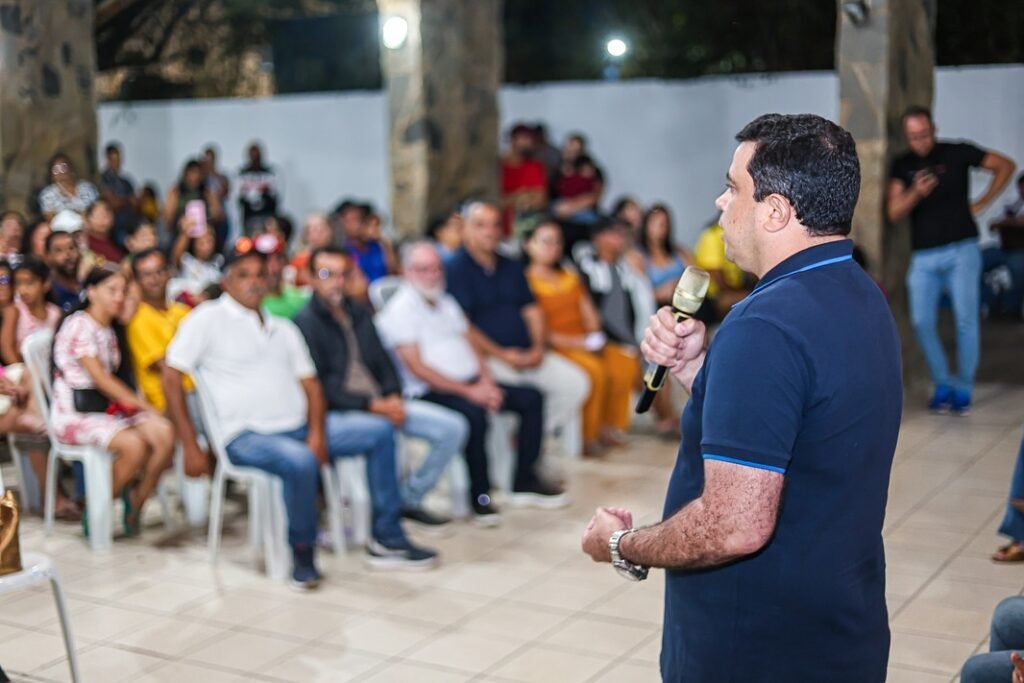 João Paulo durante sanção das leis do Minha Casa Minha Vida em Gravatá Vice-prefeito João Paulo durante a cerimônia de sanção das leis que autorizam a doação de terrenos para construção de moradias pelo Minha Casa Minha Vida em Gravatá