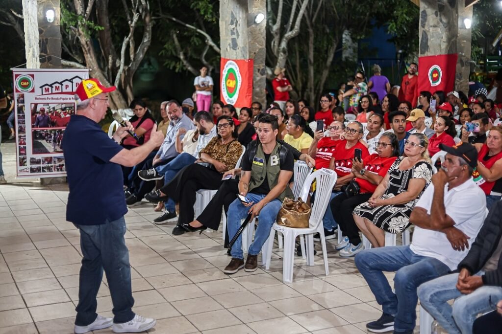 Joselito Gomes discursa na sanção das leis do Minha Casa Minha Vida Prefeito Joselito Gomes discursa durante a cerimônia de sanção das leis que autorizam a doação de terrenos para construção de moradias do Minha Casa Minha Vida em Gravatá