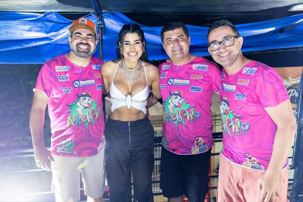 Prefeito Sandro Advogado ao lado do vice Joel Gomes, Diogo Alexandre e Nanara Bello em foto