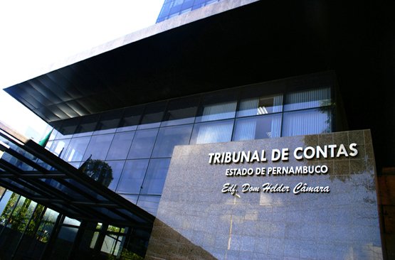 Fachada do TCE-PE no Recife, sede do julgamento sobre auxílio-saúde nas Câmaras Municipais