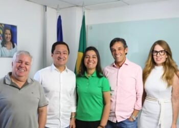 Deputado André Ferreira e Viviane Facundes discutem pautas ambientais com Daniel Coelho
