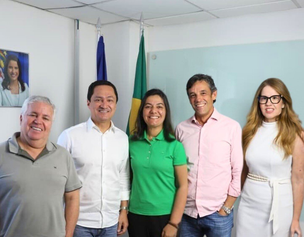 André Ferreira, Viviane Facundes, Jacyara Medeiros e Daniel Coelho durante reunião sobre pautas ambientais na Semas-PE, no Recife.