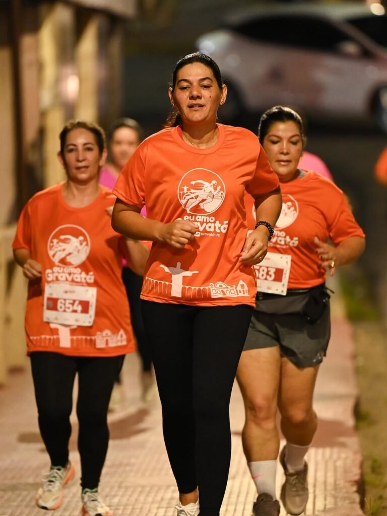 Viviane Facundes corre na 1ª Night Run Gravatá, simbolizando sua trajetória de desafios e liderança