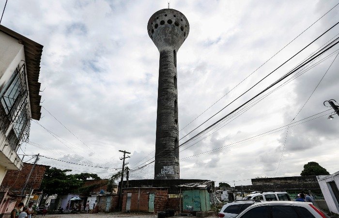 Torre da Manchete em Ouro Preto, Olinda, projetada por Oscar Niemeyer, em estado de abandono.