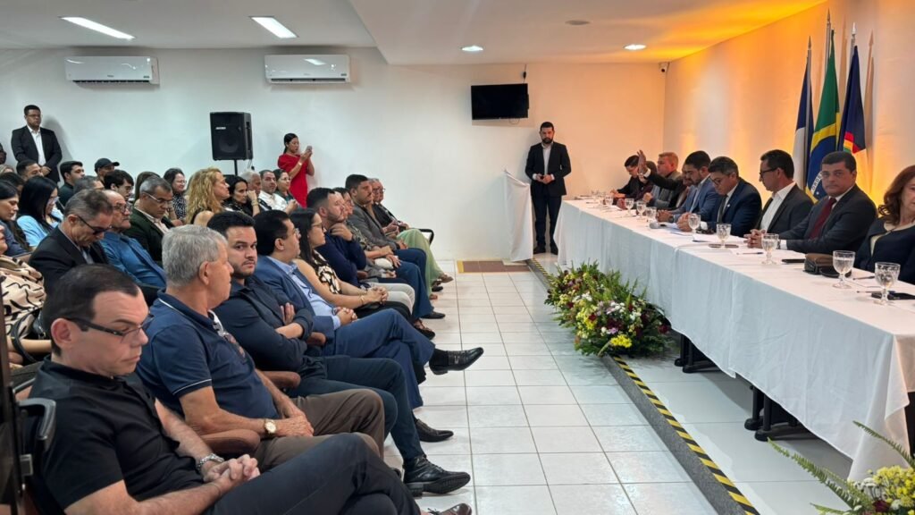 Títulos de cidadania entregues em solenidade no Auditório do Palácio Tiago Barbosa Soares