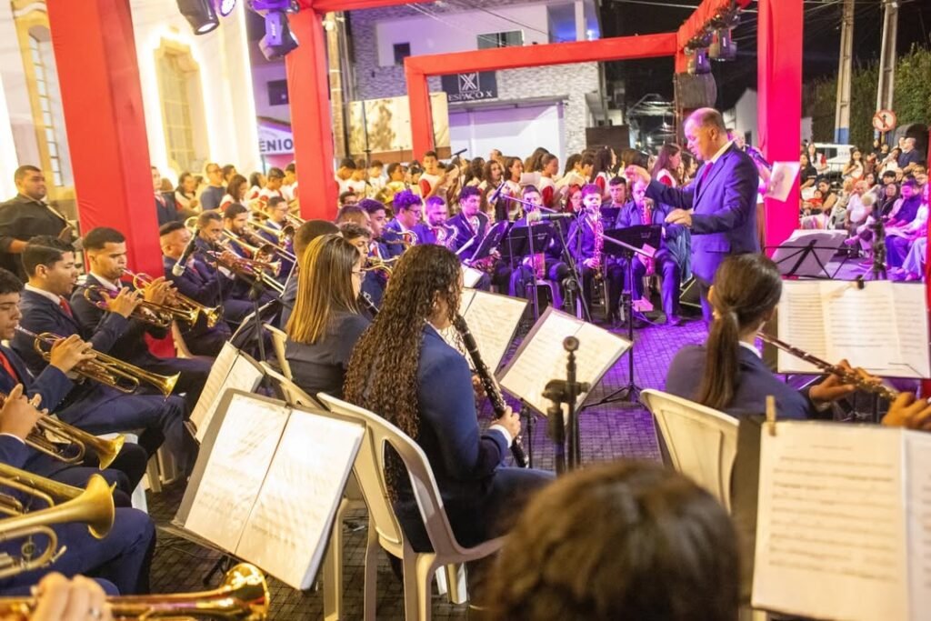 Aniversário de Chã Grande celebrado em praça pública com apresentações culturais e cantata natalina