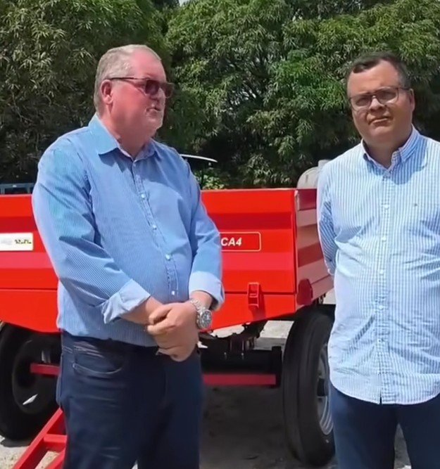 Neném de Uruçu e Danilo Melo comemorando a conquista do trator destinado à Associação de Agricultores de Uruçu-Mirim