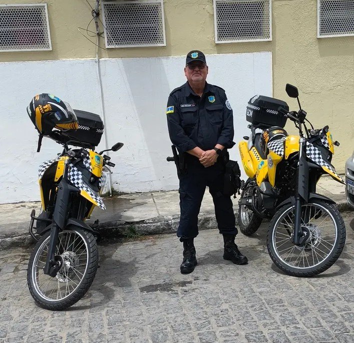 Neném de Uruçu ao lado das motos entregues pela Prefeitura de Gravatá para a Guarda Municipal, atendendo Indicação apresentada por ele quando era vereador