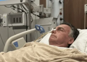 Médicos avaliam viabilidade de prisão domiciliar para Bolsonaro após cirurgia