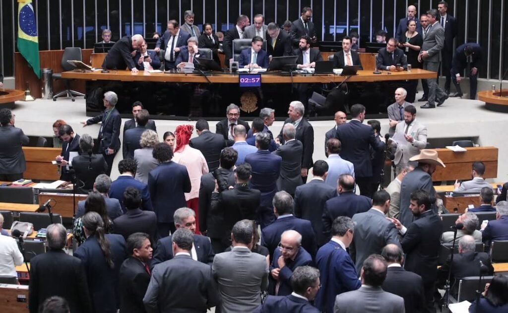 Deputados votam mudanças na dosimetria que reduzem pena de Bolsonaro na Câmara