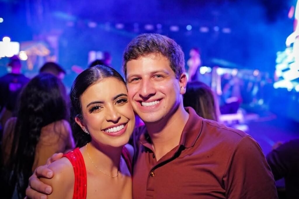 João Campos e Tabata Amaral casarão em Recife no mês de fevereiro