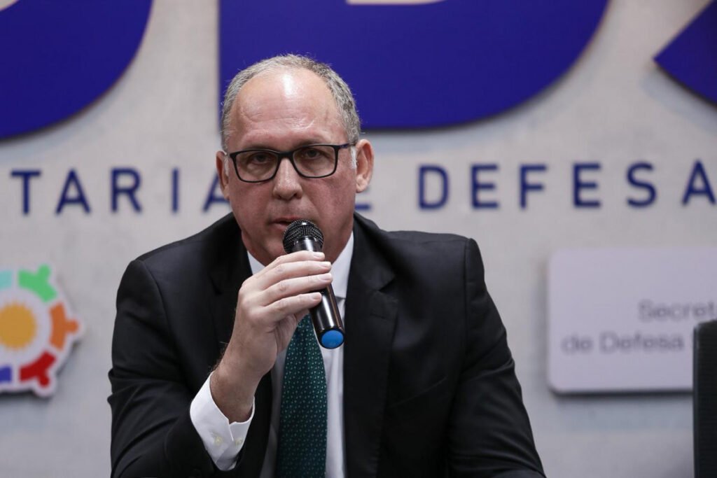 Secretário Alessandro de Carvalho da SDS-PE durante coletiva sobre denúncia de monitoramento contra auxiliar de João Campos.