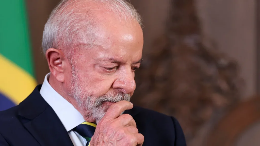 Presidente Lula faz críticas aos EUA em artigo sobre captura de Maduro.
