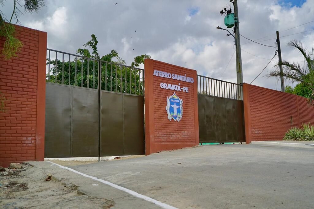 Fachada da nova portaria do aterro sanitário de Gravatá após investimentos em infraestrutura.