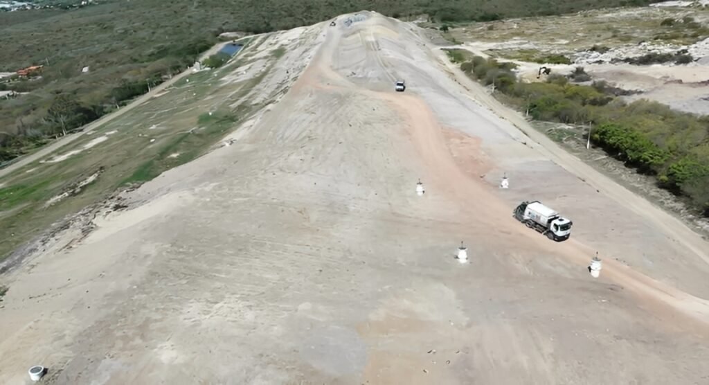 Vista aérea atualizada do aterro sanitário de Gravatá mostrando a operação de cobertura dos resíduos sólidos.