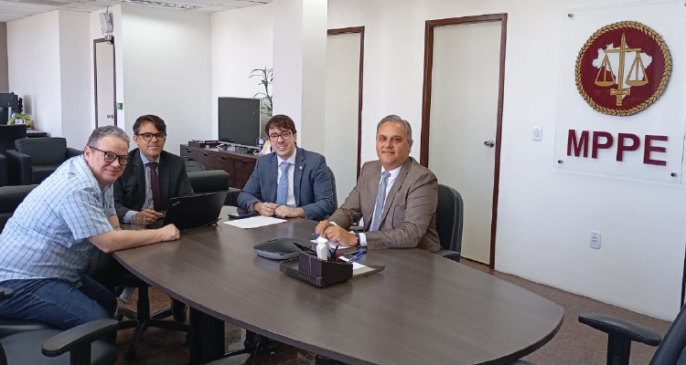 Reunião em escritório com pessoas