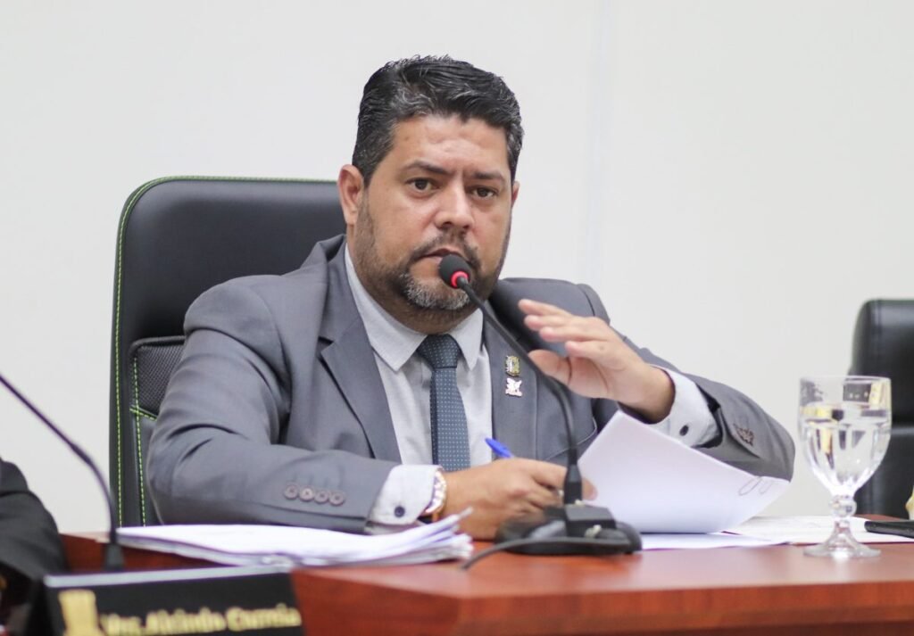 Recomendação do MPPE detalhando a investigação de nepotismo envolvendo a vereadora Fabiana Lins e a presidência da Câmara de Garanhuns.