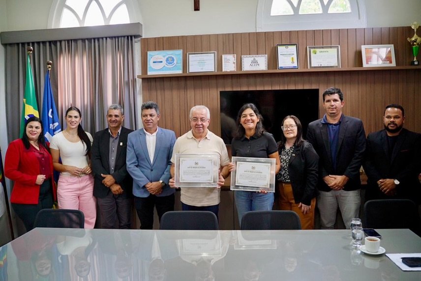 Prefeito Joselito Gomes e Viviane Facundes recebendo Moção de Aplausos da comitiva de vereadores de Chã Grande no gabinete em Gravatá.