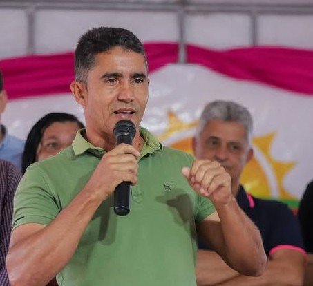 Wagner de Demarcação trabalhando como gari nas ruas do distrito de Demarcação em Amaraji.