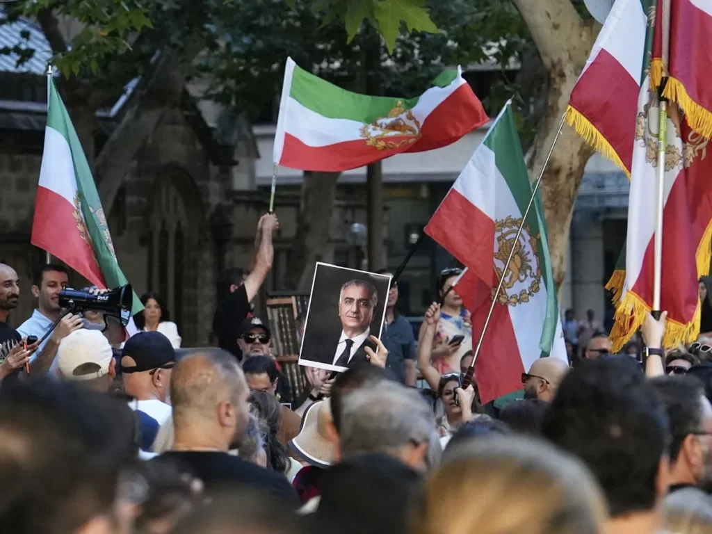 Manifestantes nas ruas durante protestos no Irã sob forte repressão policial.