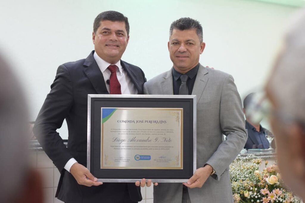 O vereador Ademir Batista, presidente da Câmara de Chã Grande, entregando o título de Comendador ao ex-prefeito Diogo Alexandre durante solenidade oficial em dezembro de 2024. Foto: Ismael Alves.
