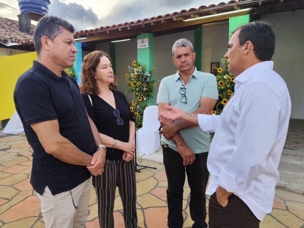 Aldo Lamassa conversa com vereadores de Chã Grande durante evento do Instituto Hayssa Soares em Gravatá