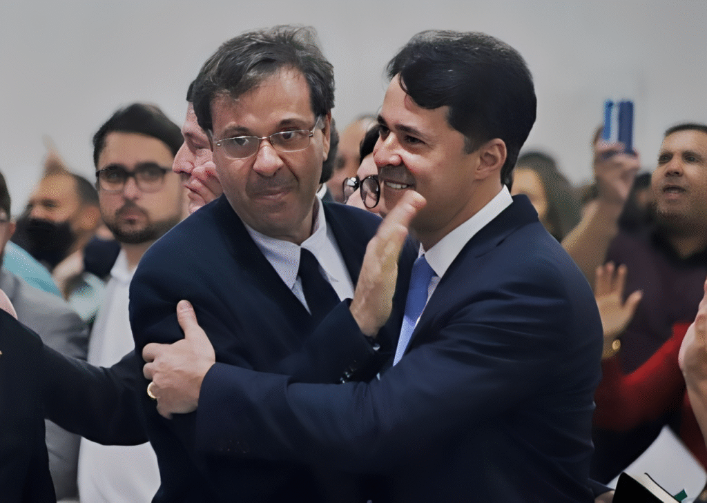 Composição fotográfica exibindo Anderson Ferreira e Gilson Machado. A imagem destaca a polarização interna no PL de Pernambuco, simbolizando a guerra fria entre o presidente estadual da sigla e o ex-ministro de Bolsonaro.