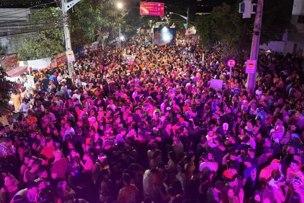 Multidão acompanha o trio elétrico do Bloco Meu Mel na Avenida Agamenon Magalhães, em Gravatá, durante a quarta edição do evento no pré-carnaval de 2026.