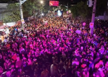 Bloco Meu Mel arrasta multidão na quarta de pré-carnaval em Gravatá