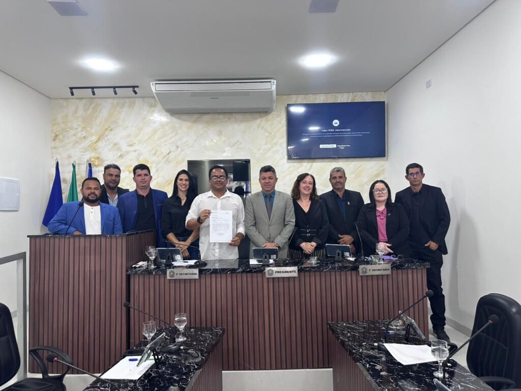 Vereadores de Chã Grande reunidos no plenário ao lado de Aldemir Bokão, presidente do SINPRO, durante aprovação do reajuste salarial dos professores em 2026.