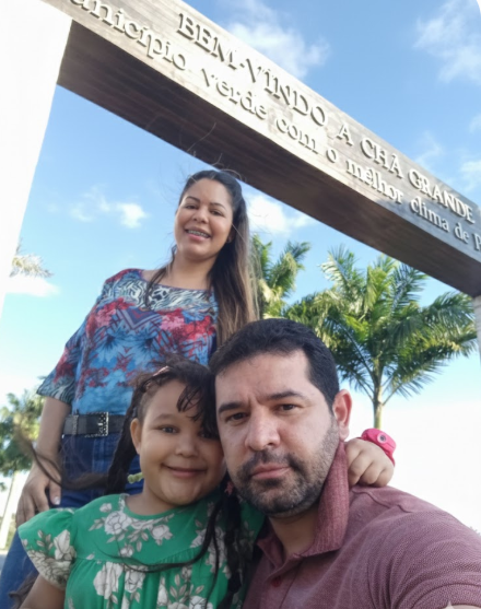 Família unida simbolizando a importância de conservar sua família e fortalecer valores
