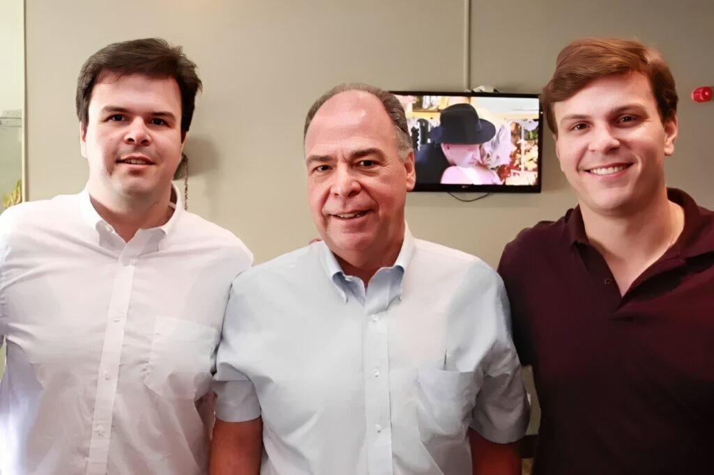 Composição fotográfica apresentando os rostos de Fernando Bezerra Coelho, Miguel Coelho e Fernando Filho, identificados como alvos da Operação Vassalos da Polícia Federal. A imagem é utilizada para ilustrar a investigação sobre fraudes em licitações e desvios de emendas parlamentares em Pernambuco.