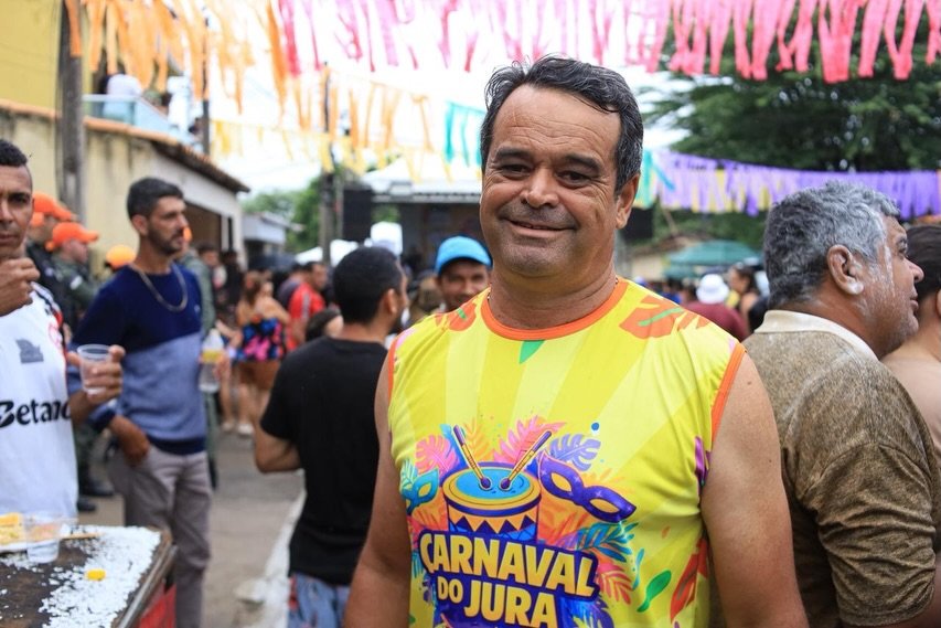 Jurandir Severino, o Jura da Barraca, organizador do Carnaval do Jura, discursando em Gravatá. Ele aparece em destaque durante o evento que reuniu uma multidão no bairro do Jucá para celebrar os 12 anos do bloco.