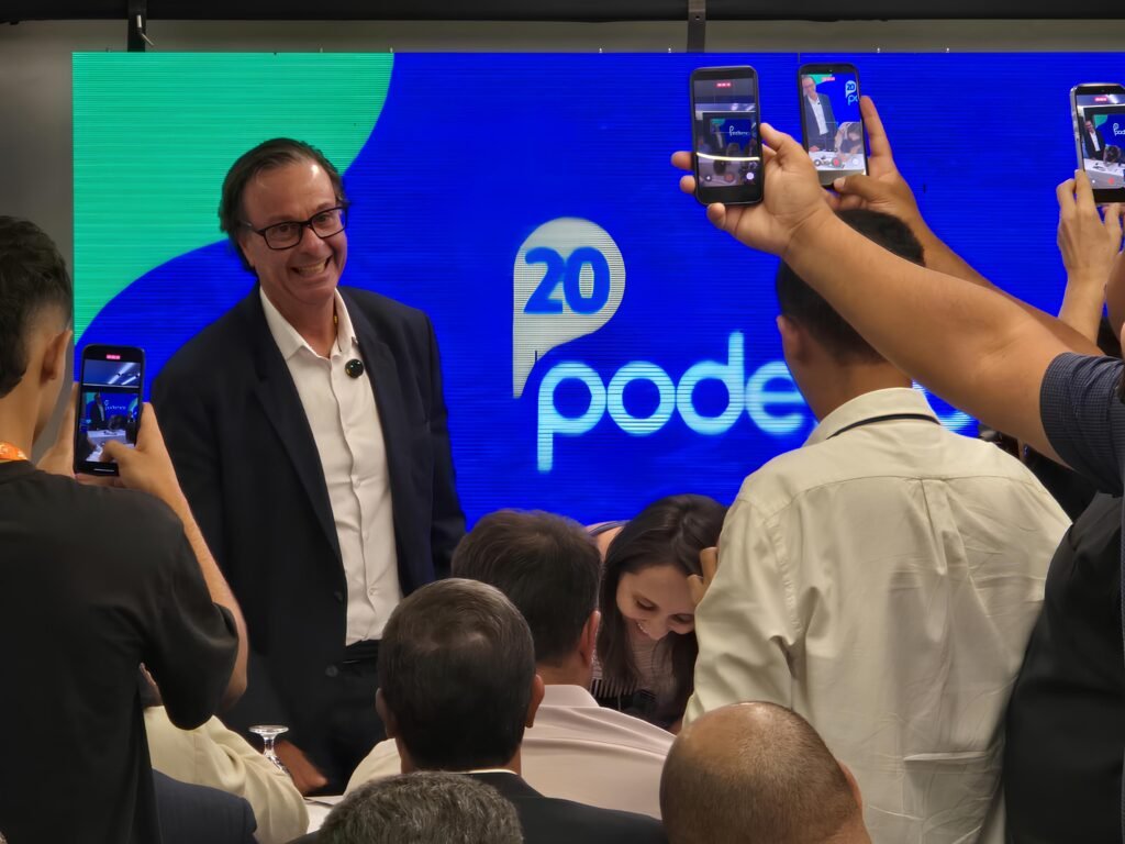 Gilson Machado Neto discursa durante ato de filiação ao Podemos em Pernambuco, ao lado de Renata Abreu e Marcelo Gouveia, oficializando pré-candidatura à Câmara Federal em 2026.