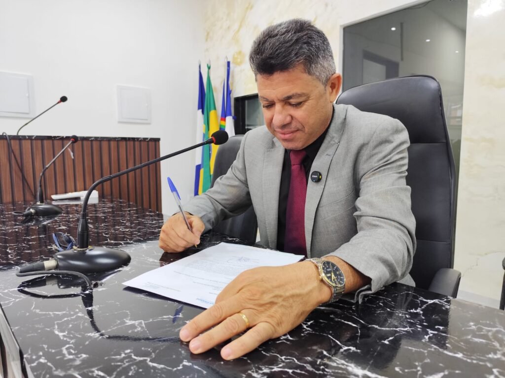Vereador Ademir Batista analisa projeto de lei sobre reajuste do piso dos professores em Chã Grande