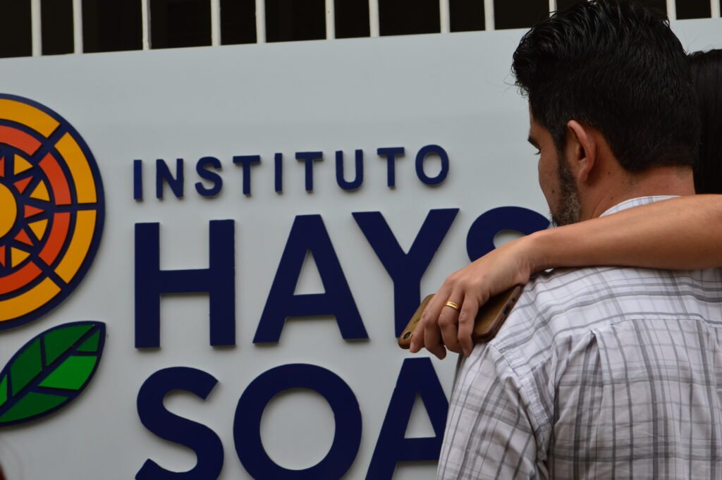 Placa de identificação do Instituto Hayssa Soares em Gravatá em foto de Ismael Alves