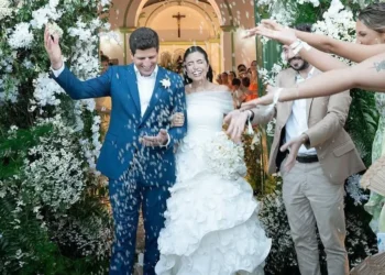 João Campos e Tabata Amaral oficializam união na Praia dos Carneiros