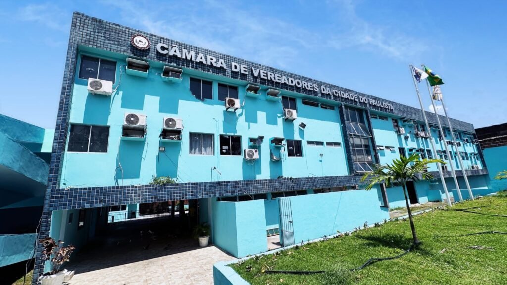 Fachada da Câmara Municipal de Paulista Pernambuco, órgão alvo de recomendação do MPPE para suspensão de emendas parlamentares por falta de transparência.