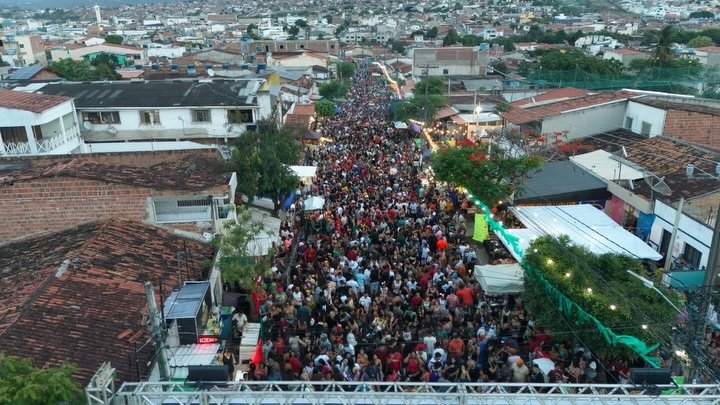 Multidão acompanha shows de Don Tronxo, Lady Falcão e Levada do Guettho no polo Rua do Norte durante o Carnaval de Gravatá