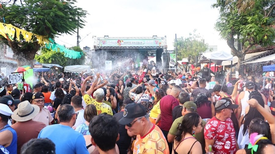 Público lota o polo Rua do Norte no Carnaval de Gravatá durante shows que animaram foliões no domingo