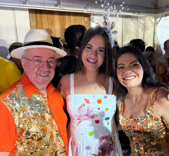 Prefeito de Gravatá Joselito Gomes, Viviane Facundes e governadora Raquel Lyra sorrindo na abertura do Carnaval de Olinda 2026.