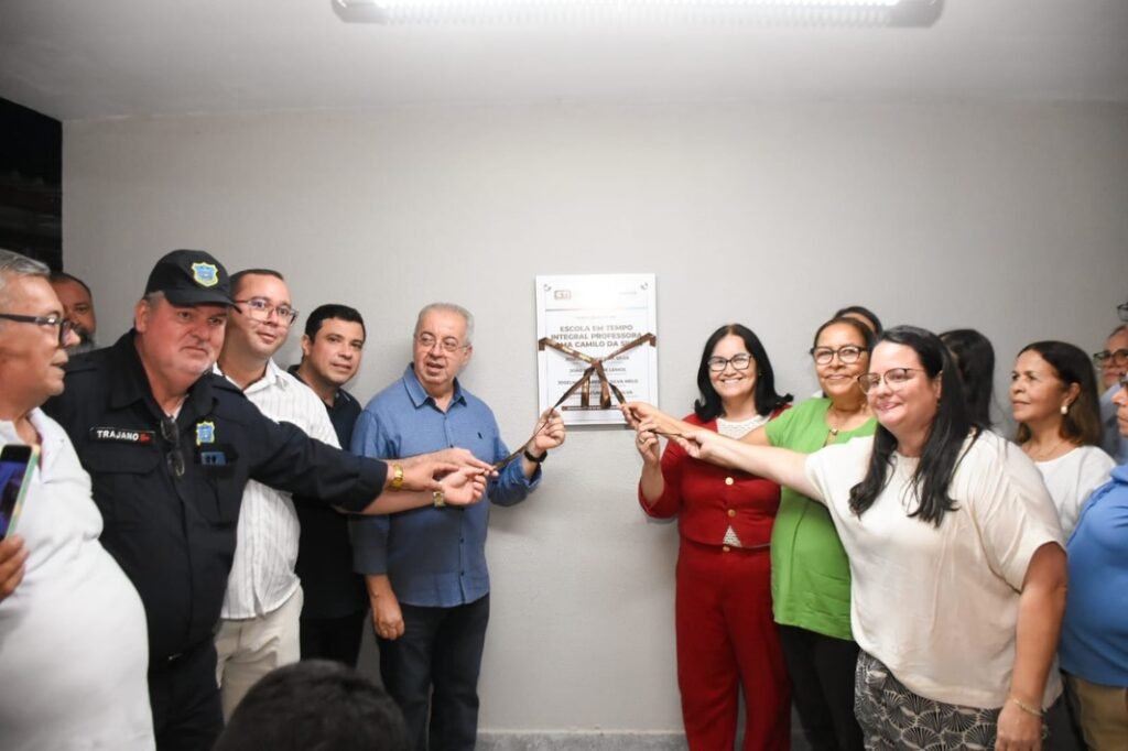 Prefeito Joselito Gomes e equipe de gestão descerram a placa de inauguração da Escola Professora Elma Camilo da Silva em Gravatá.